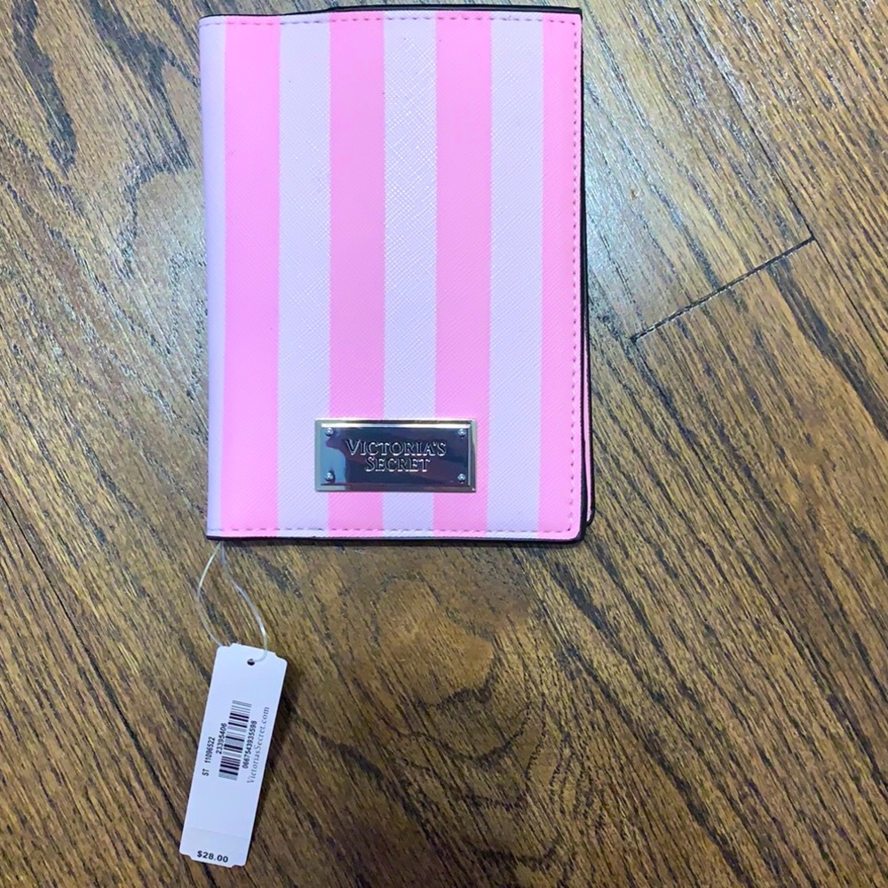 (NWT) VICTORIA’S SECRET Pink And White Stripped Wallet